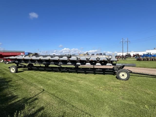 Image of Gleaner 1230 equipment image 1