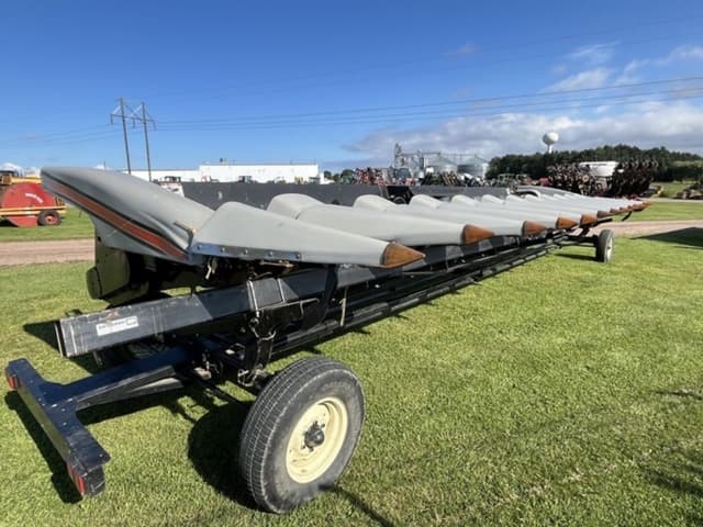 Image of Gleaner 1230 equipment image 2