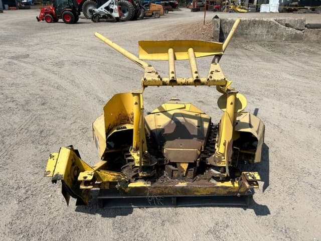 Image of New Holland 824 equipment image 4