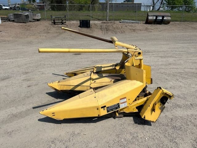 Image of New Holland 824 equipment image 1