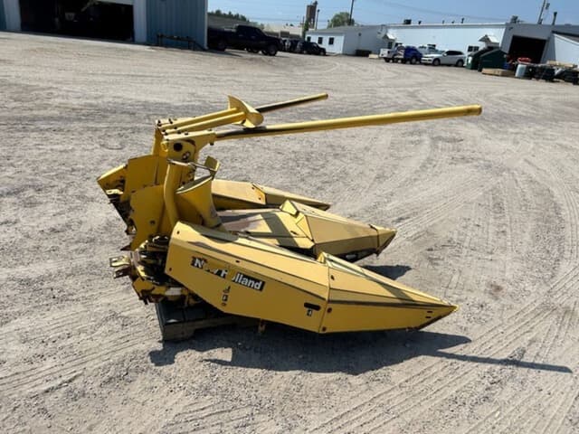 Image of New Holland 824 equipment image 3