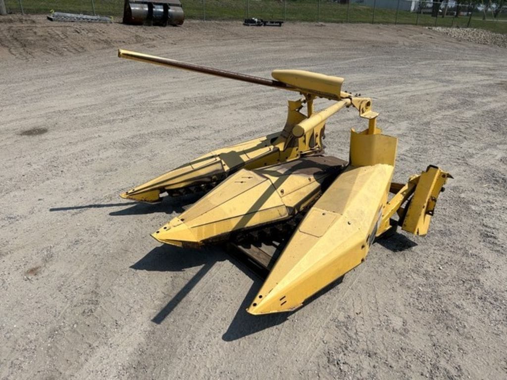 New Holland 824 Equipment Image0
