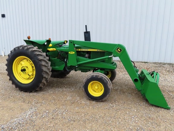 1977 John Deere 2440 Equipment Image0