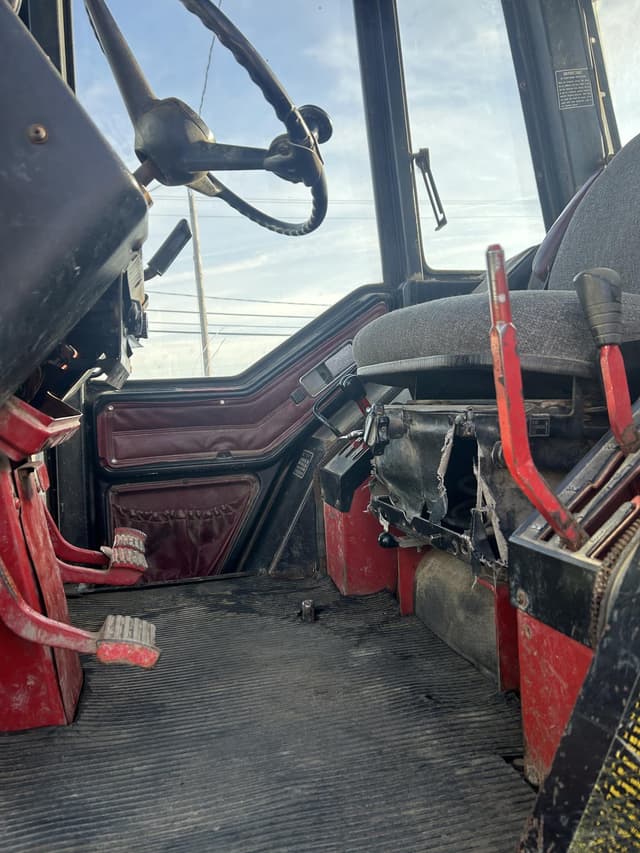 Image of International Harvester 1086 equipment image 4