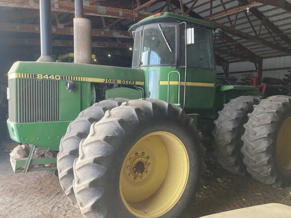 1979 John Deere 8440 Equipment Image0
