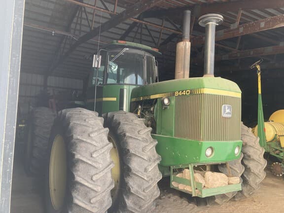 Image of John Deere 8440 equipment image 2