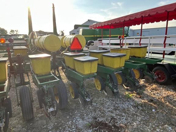 Image of John Deere 7000 equipment image 1