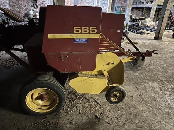 Image of New Holland 565 equipment image 2