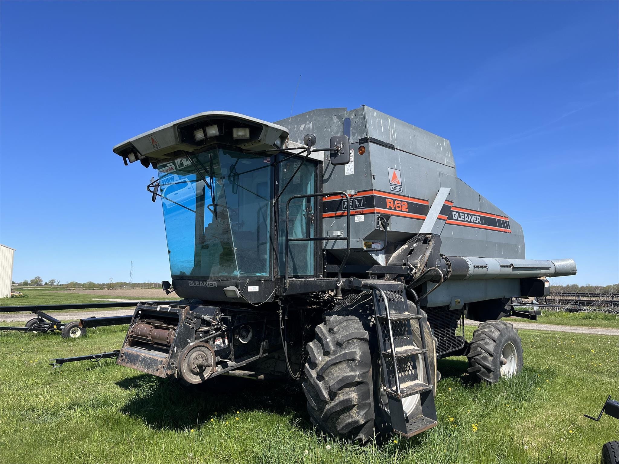 1992 Gleaner R62 Equipment Image0