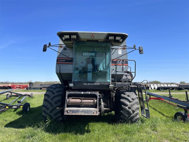 Image of Gleaner R62 equipment image 1
