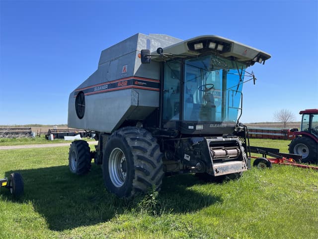 Image of Gleaner R62 equipment image 2