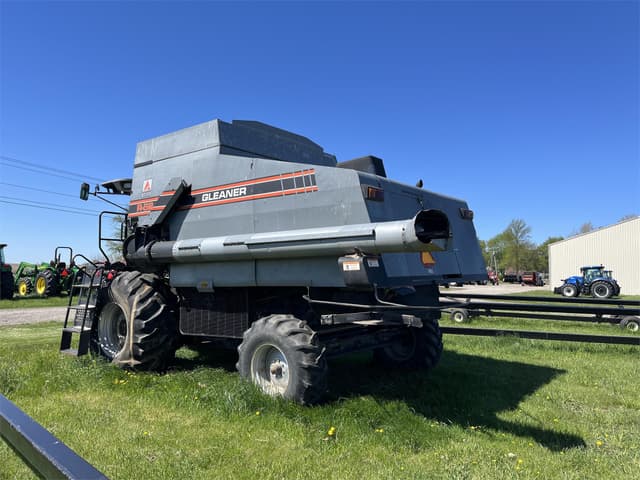 Image of Gleaner R62 equipment image 4