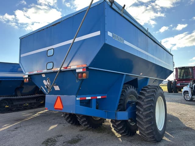 Image of Kinze 1040 equipment image 4
