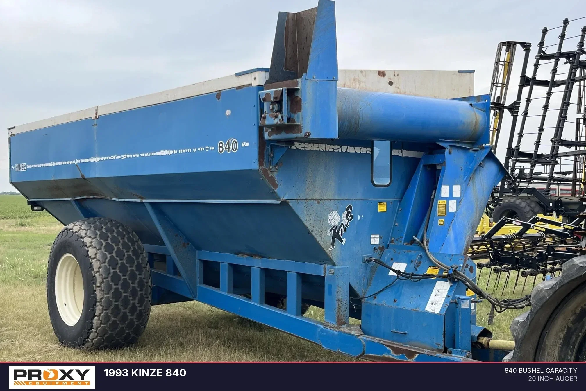 1993 Kinze 840 Equipment Image0