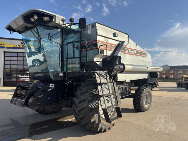 Image of Gleaner R62 equipment image 1