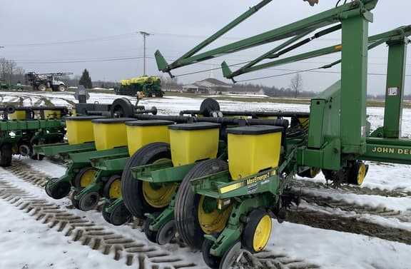 Image of John Deere 7200 equipment image 2