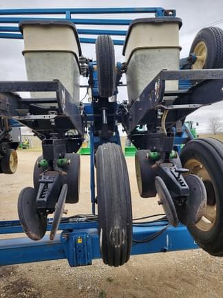 Image of Kinze 2300 equipment image 2