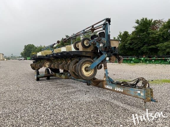 1994 Kinze 2300 Equipment Image0
