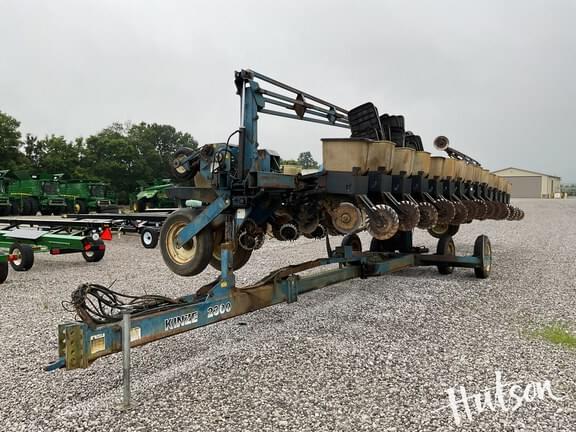 Image of Kinze 2300 equipment image 3