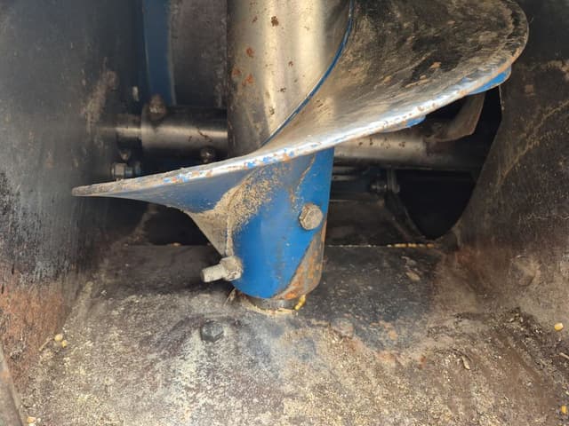 Image of Kinze 840 equipment image 4