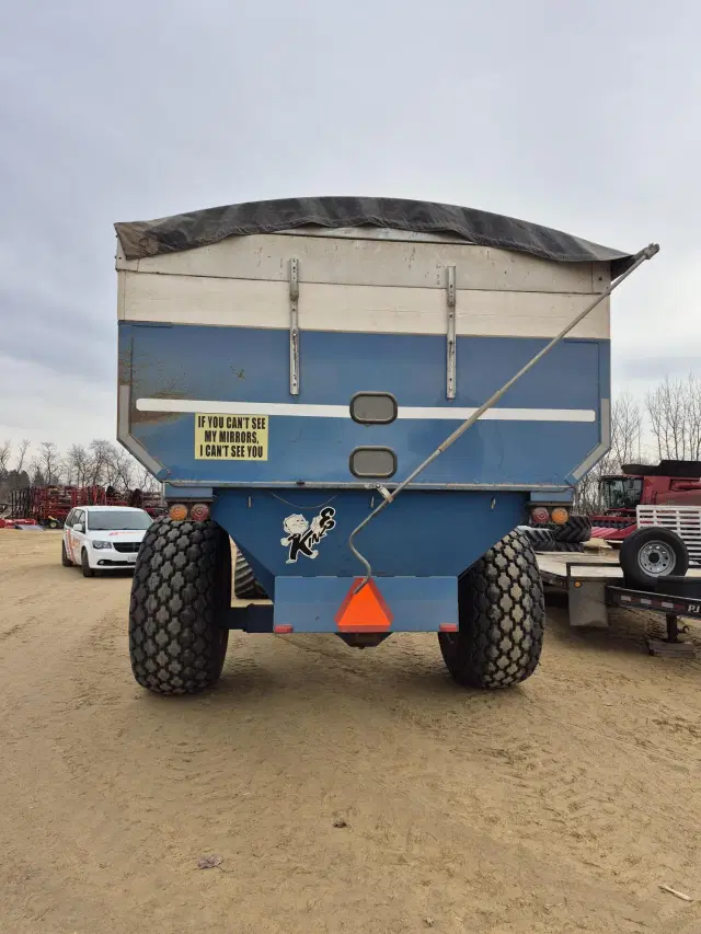 Image of Kinze 840 equipment image 1