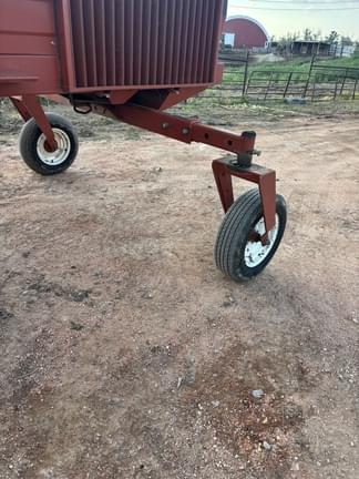 Image of Hesston 8100 equipment image 2