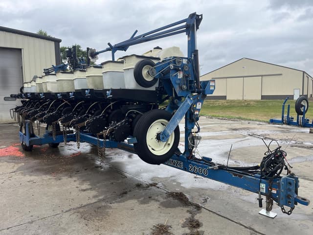 Image of Kinze 2600 equipment image 1