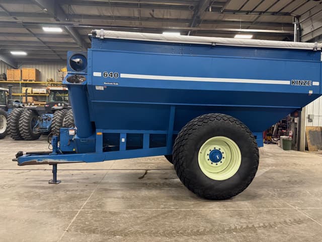 Image of Kinze 640 equipment image 2