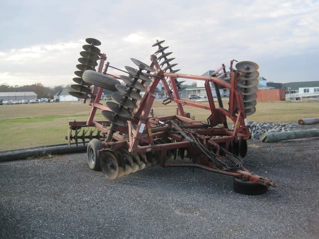 Image of Massey Ferguson 820 equipment image 1