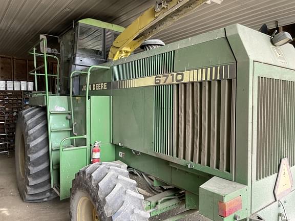 Image of John Deere 6710 equipment image 1