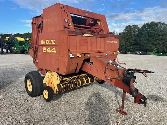Image of New Holland 644 equipment image 2