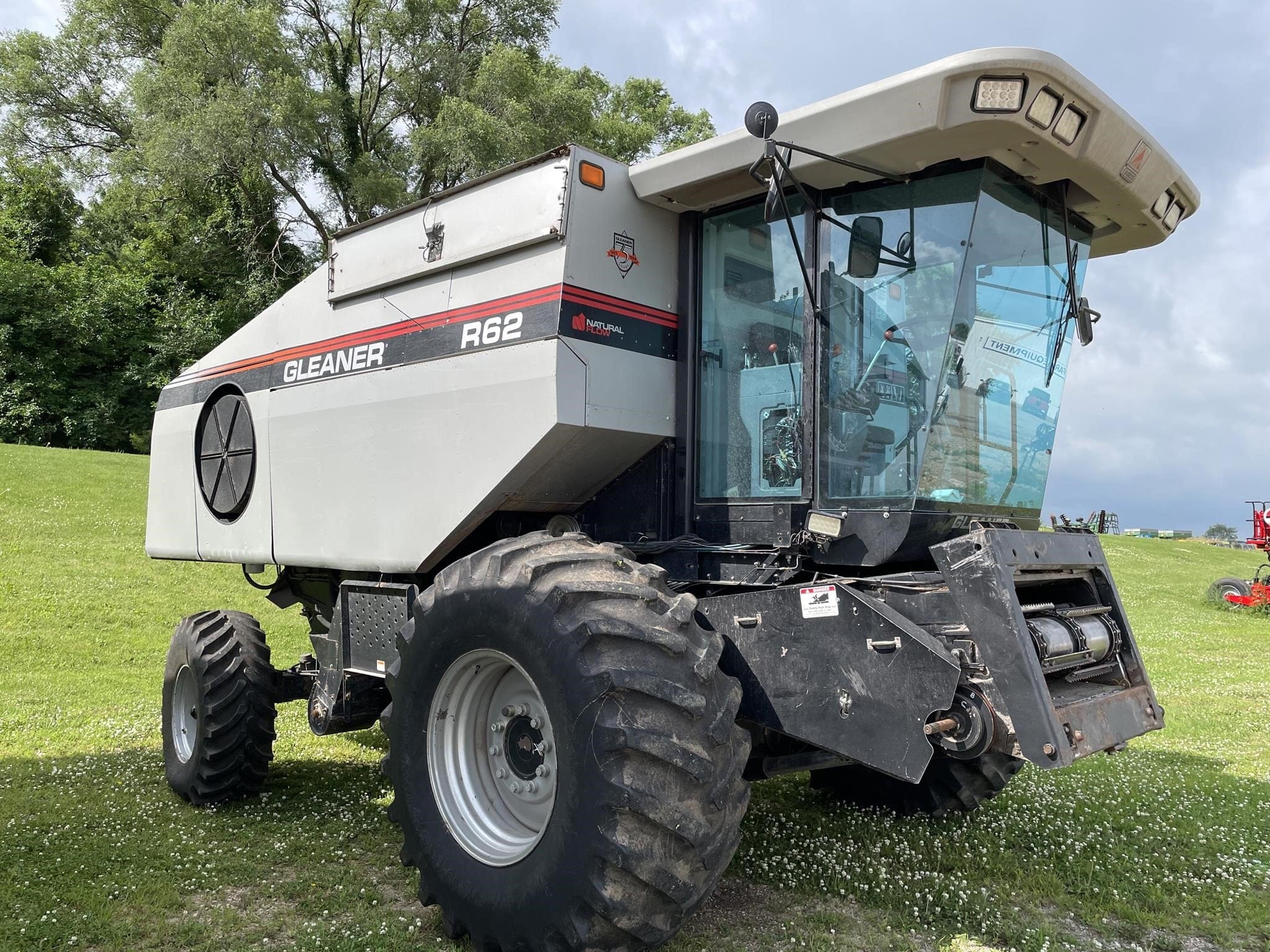 1998 Gleaner R62 Equipment Image0