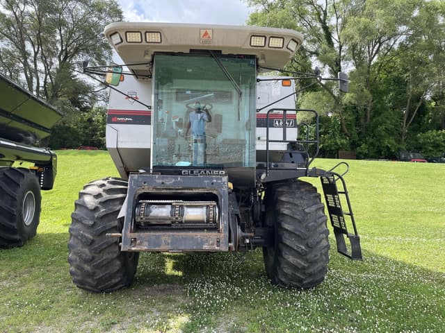 Image of Gleaner R62 equipment image 4