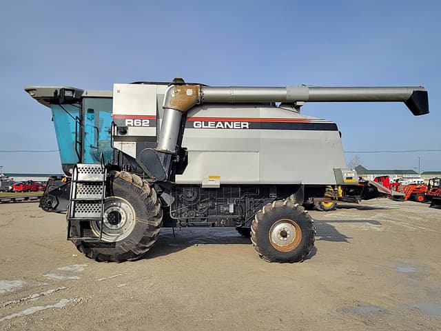 Image of Gleaner R62 equipment image 2