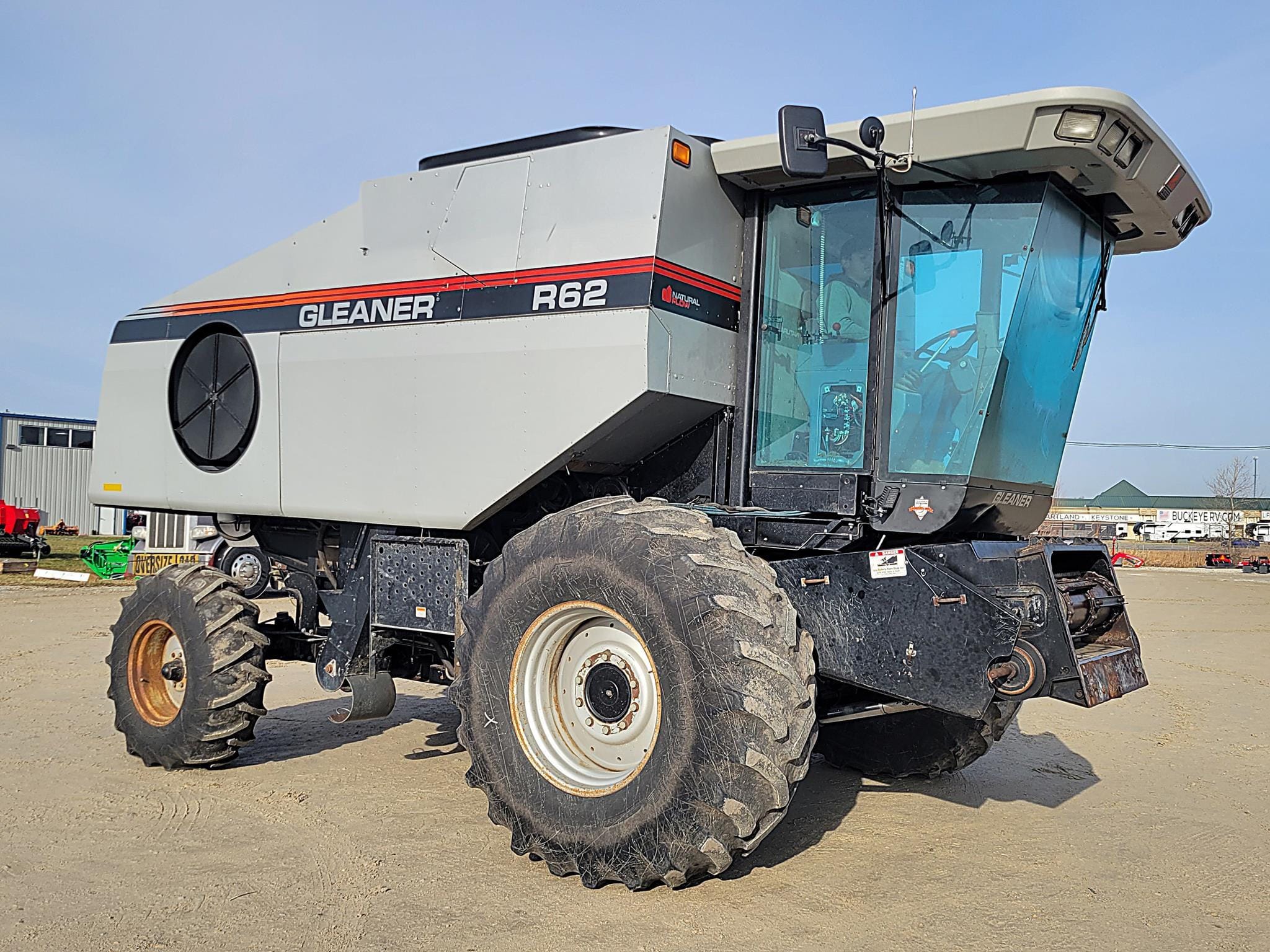 1998 Gleaner R62 Equipment Image0