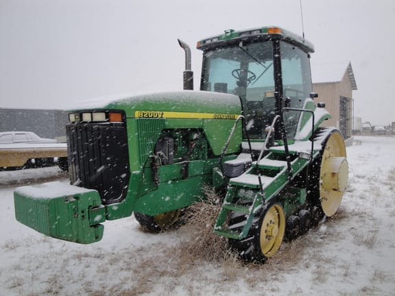 1998 John Deere 8200T Equipment Image0