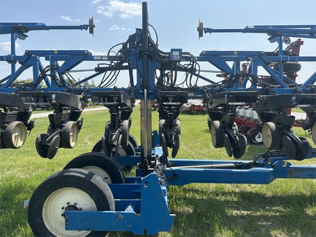 Image of Kinze 2600 equipment image 4