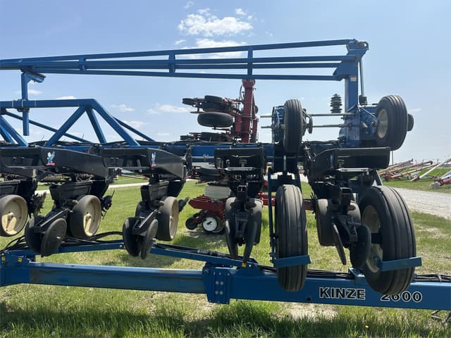 Image of Kinze 2600 equipment image 3