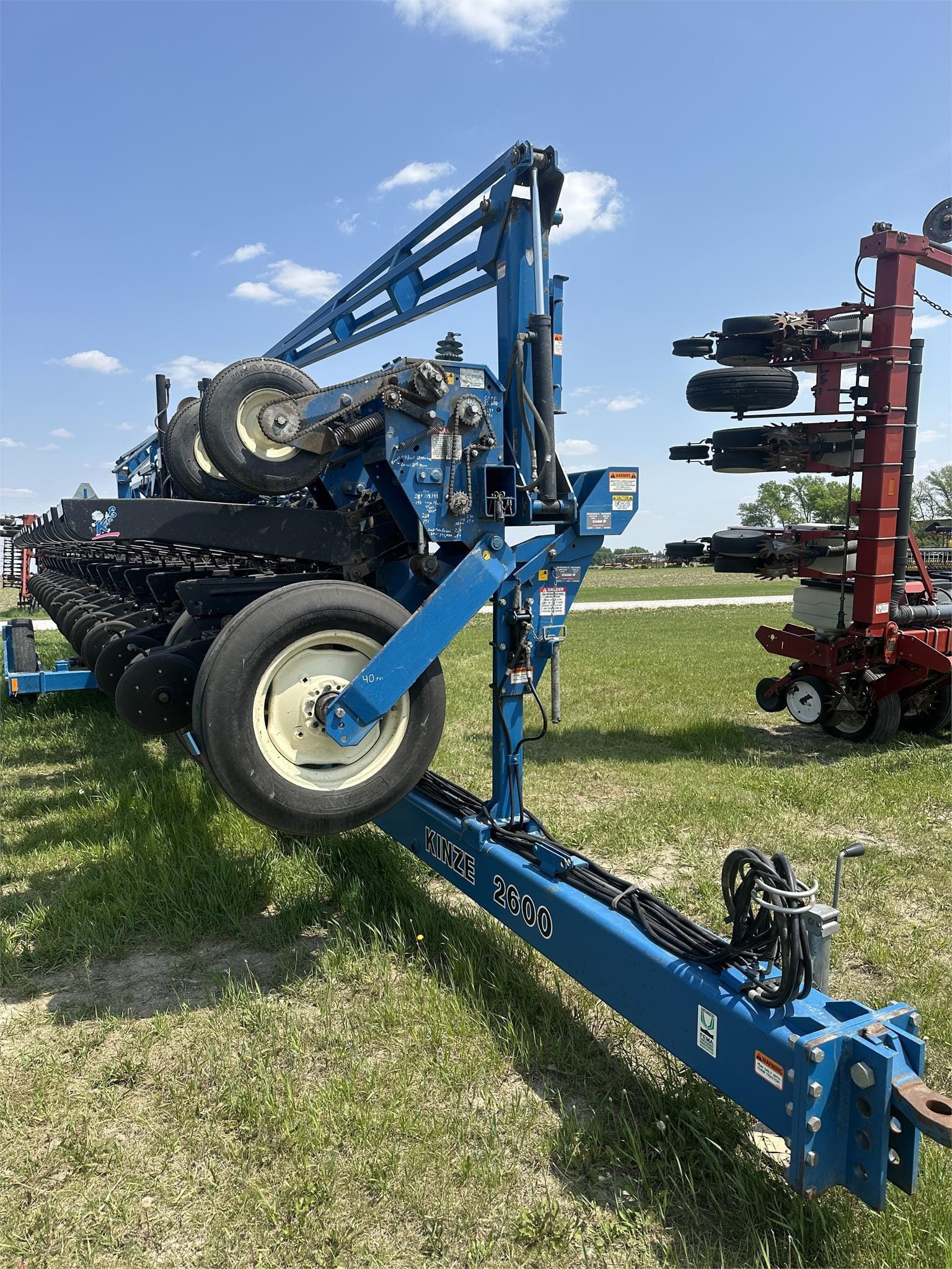 1998 Kinze 2600 Equipment Image0
