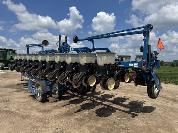 Image of Kinze 2600 equipment image 4