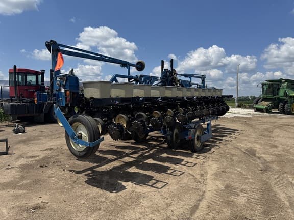 Image of Kinze 2600 equipment image 3