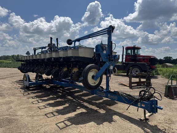 Image of Kinze 2600 equipment image 1