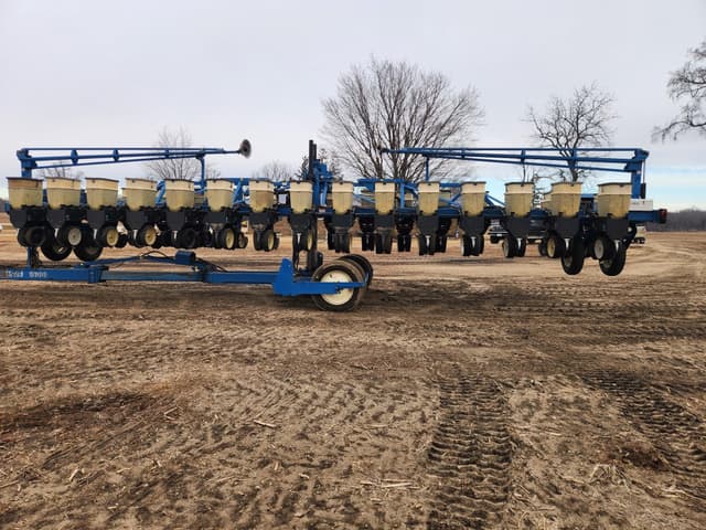 Image of Kinze 2600 equipment image 1