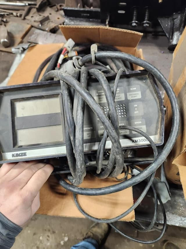 Image of Kinze 2600 equipment image 2