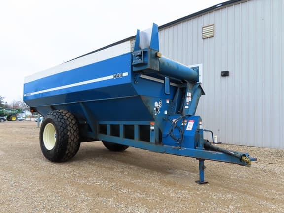 Image of Kinze 840 equipment image 2