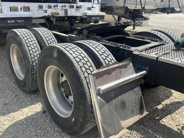 Image of Peterbilt 379 equipment image 4