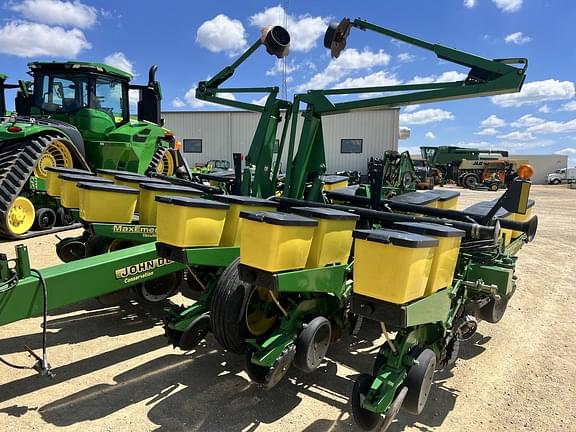 Image of John Deere 1760 Primary image