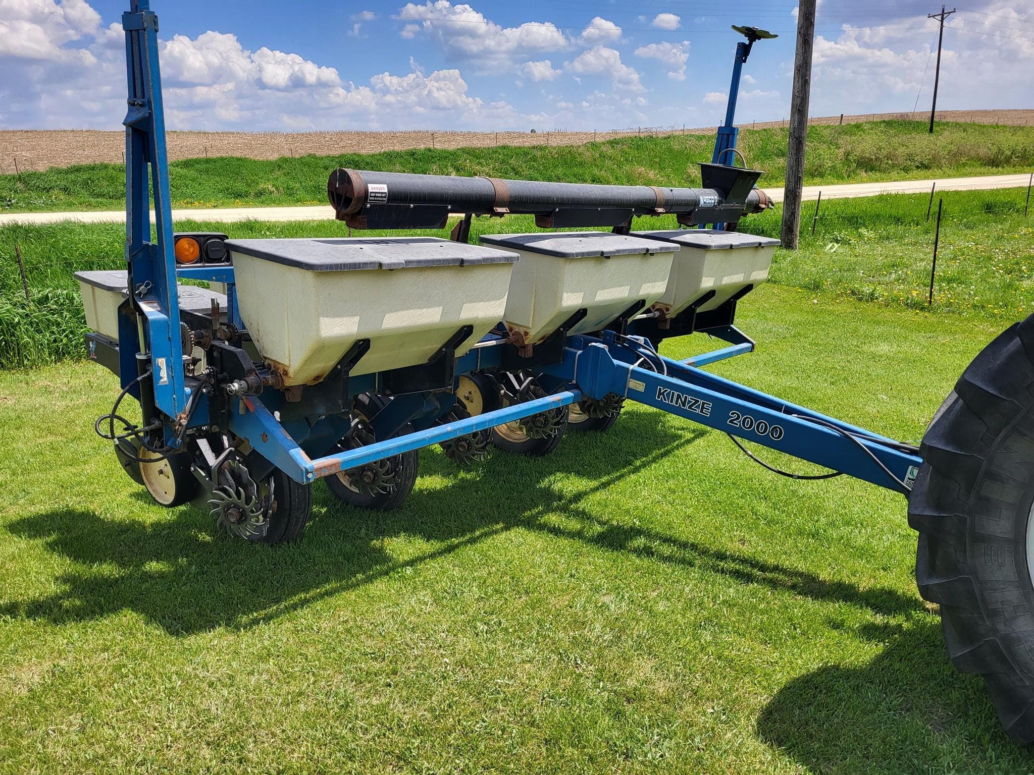 1999 Kinze 2000 Equipment Image0