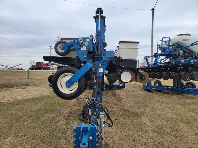 Image of Kinze 2600 equipment image 4