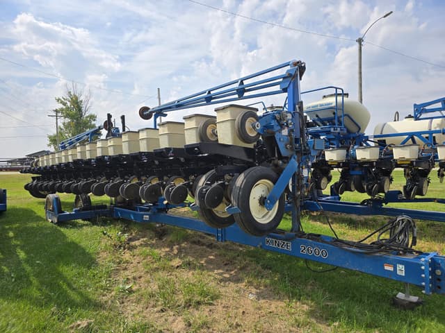 Image of Kinze 2600 equipment image 1